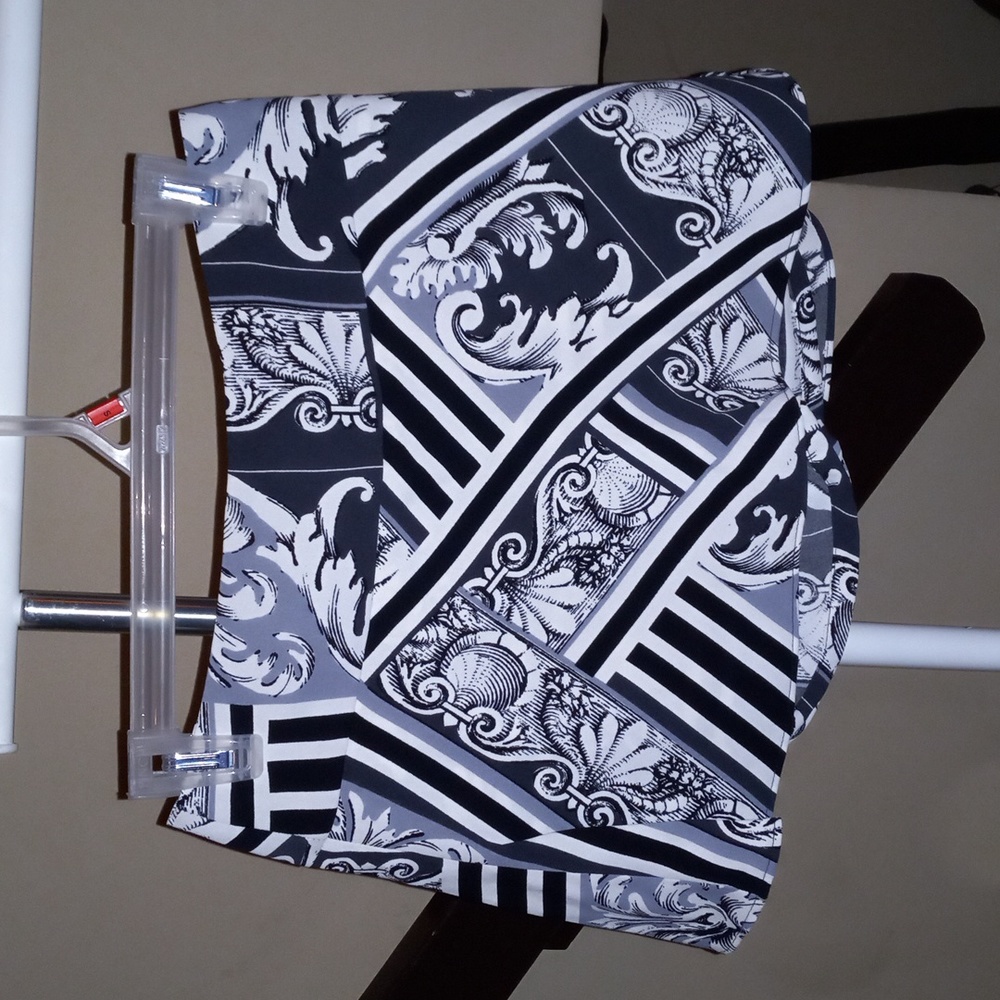 Express Black/White Skorts